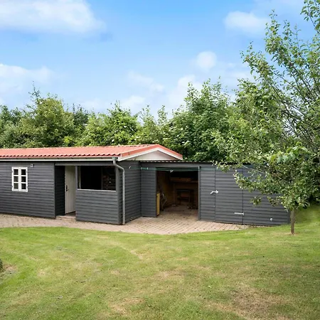 3 Bedroom Beautiful In بيت للعطل